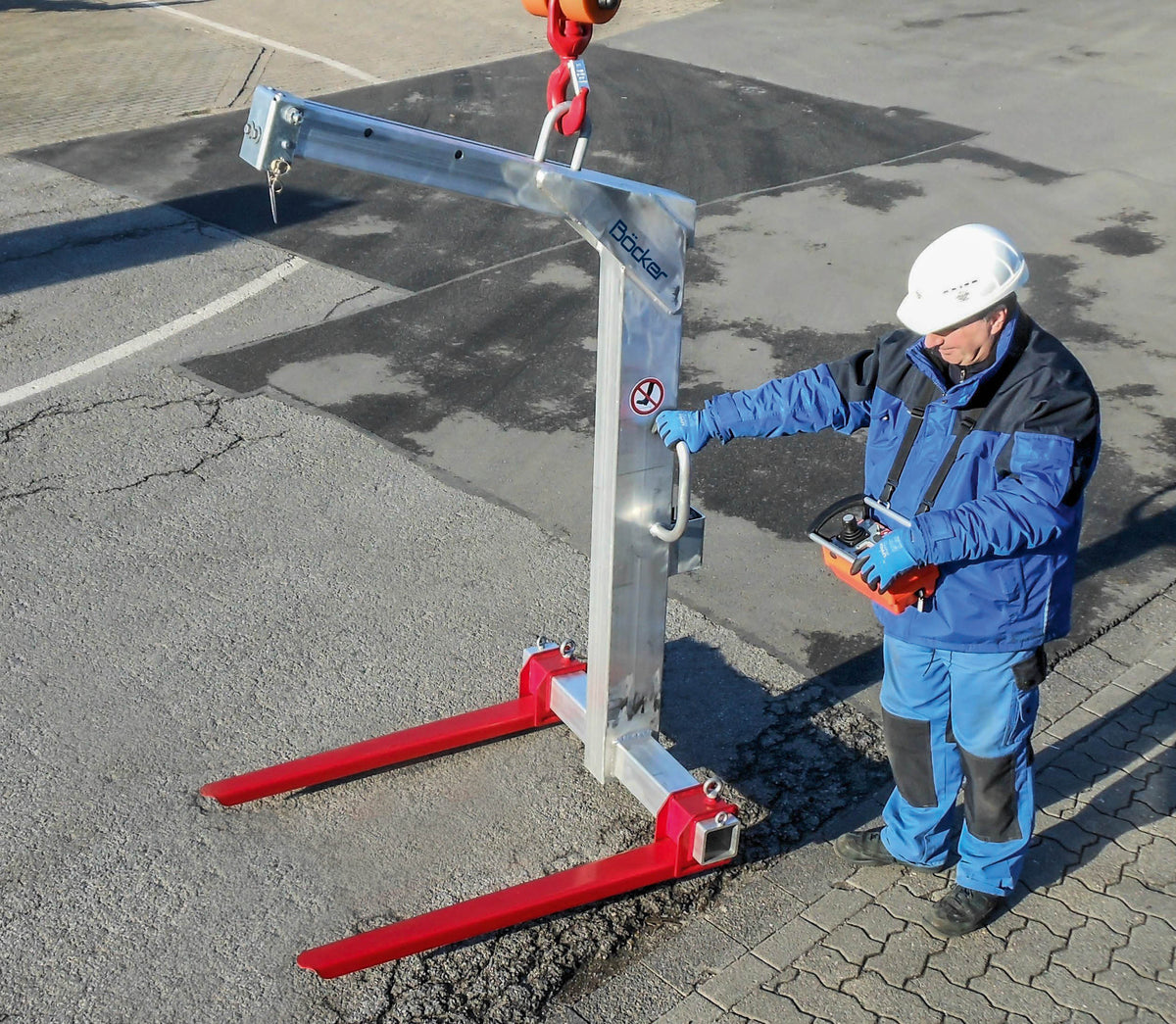 Böcker Materialgabeln – Materialgabeln aus aus Aluminium zum einfachen Transport von Paletten | Hersteller: Böcker Maschinenwerke | Alu-Palettengabel PG 1000 A, Alu-Palettengabel PG 1800 A, Alu-Palettengabel PGA 1800 A | Verschiedene Produktspezifikationen fur alle Bedürfnisse| Made in Germany | Schnelle Lieferung | Jetzt Angebot sichern! Böcker vereinfacht den Transport von Paletten und Solarmodulen auf sichere und präzise Weise. Technische Daten: Alu-Palettengabel PG 1000 A Alu-Palettengabel PG 1800 A Alu - imagen 7