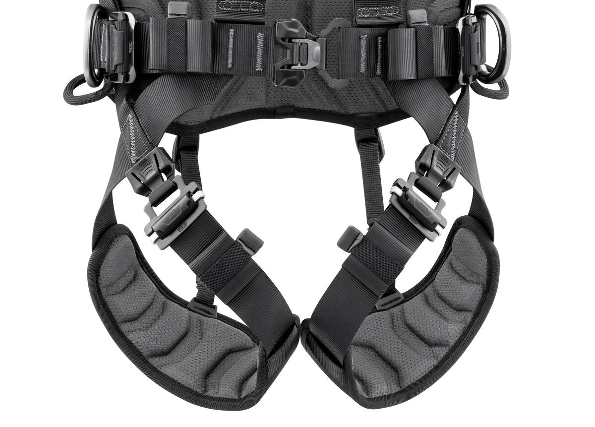 Petzl VOLT WIND, Anlegen mit FAST-Schnallen bei beiden Füßen auf dem Boden. - imagen 3