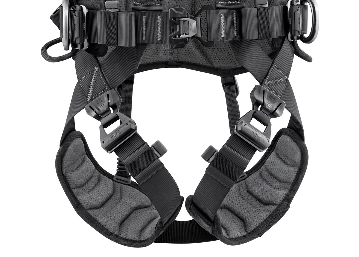 Petzl VOLT, Anlegen mit FAST-Schnallen bei beiden Füßen auf dem Boden. - imagen 3