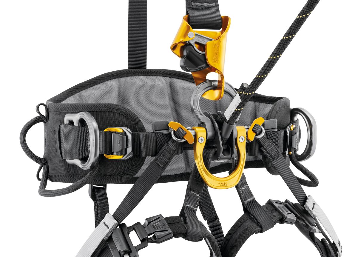 Petzl ASTRO® SIT – Der Petzl ASTRO® SIT ist ein ultrabequemer Sitzgurt für Höhenarbeit und Seilzugang. Mit 3D-Schaumpolsterung, halbstarrem Hüftgurt und Beinschlaufen bietet er ganztägigen Komfort und optimale Bewegungsfreiheit. Der verriegelbare ventrale Befestigungspunkt ermöglicht eine effiziente Ausrüstungseinrichtung, während seitliche Metallbefestigungspunkte, Materialschlaufen und Werkzeughalter für Organisation sorgen. Kompatibel mit dem TOP CROLL Brustgurt für erweiterten Schutz. Zertifiziert nach