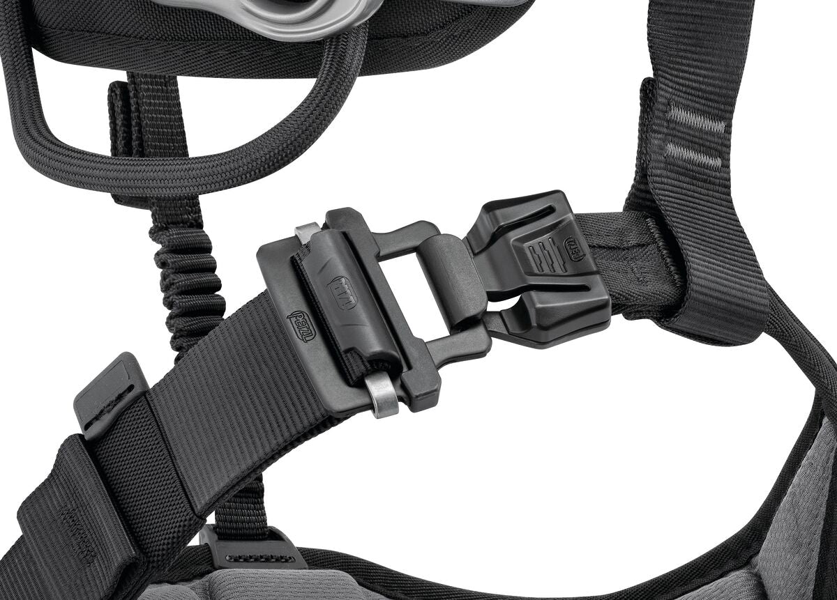 Petzl ASTRO® SIT – Der Petzl ASTRO® SIT ist ein ultrabequemer Sitzgurt für Höhenarbeit und Seilzugang. Mit 3D-Schaumpolsterung, halbstarrem Hüftgurt und Beinschlaufen bietet er ganztägigen Komfort und optimale Bewegungsfreiheit. Der verriegelbare ventrale Befestigungspunkt ermöglicht eine effiziente Ausrüstungseinrichtung, während seitliche Metallbefestigungspunkte, Materialschlaufen und Werkzeughalter für Organisation sorgen. Kompatibel mit dem TOP CROLL Brustgurt für erweiterten Schutz. Zertifiziert nach