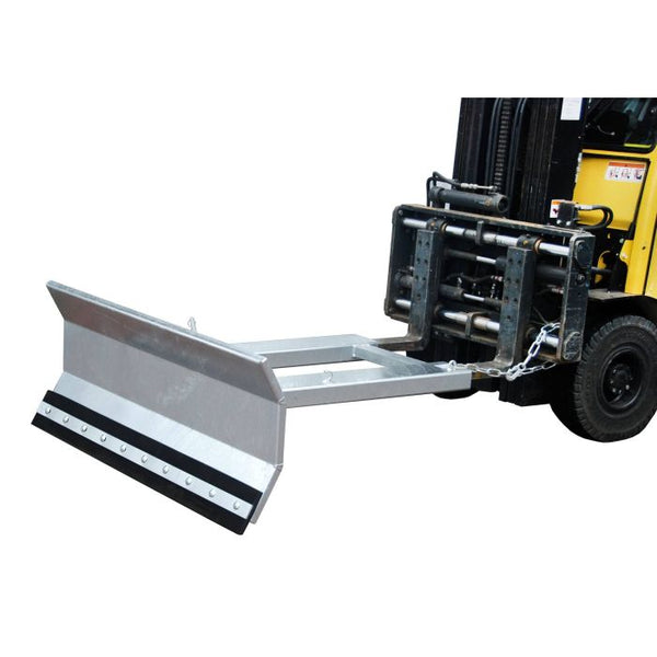 Bauer Schneeschieber SCH-L 1500 – Effizienter Schneeschieber mit verstellbarem Räumschild und Gummischürfleiste. Einfach per Gabelzinken aufnehmbar und sicher fixierbar. Jetzt entdecken! – Jetzt erhältlich im MTN Shop DE.