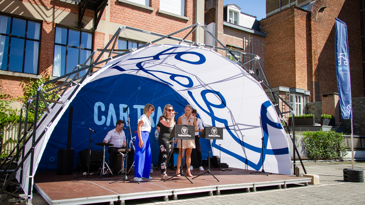 Konligo Fastival event structure with custom printed membrane and outsidde printed backdrop hosting an outdoor live performance in front of a brick building, now available on MTN SHOP US. - imagen 14