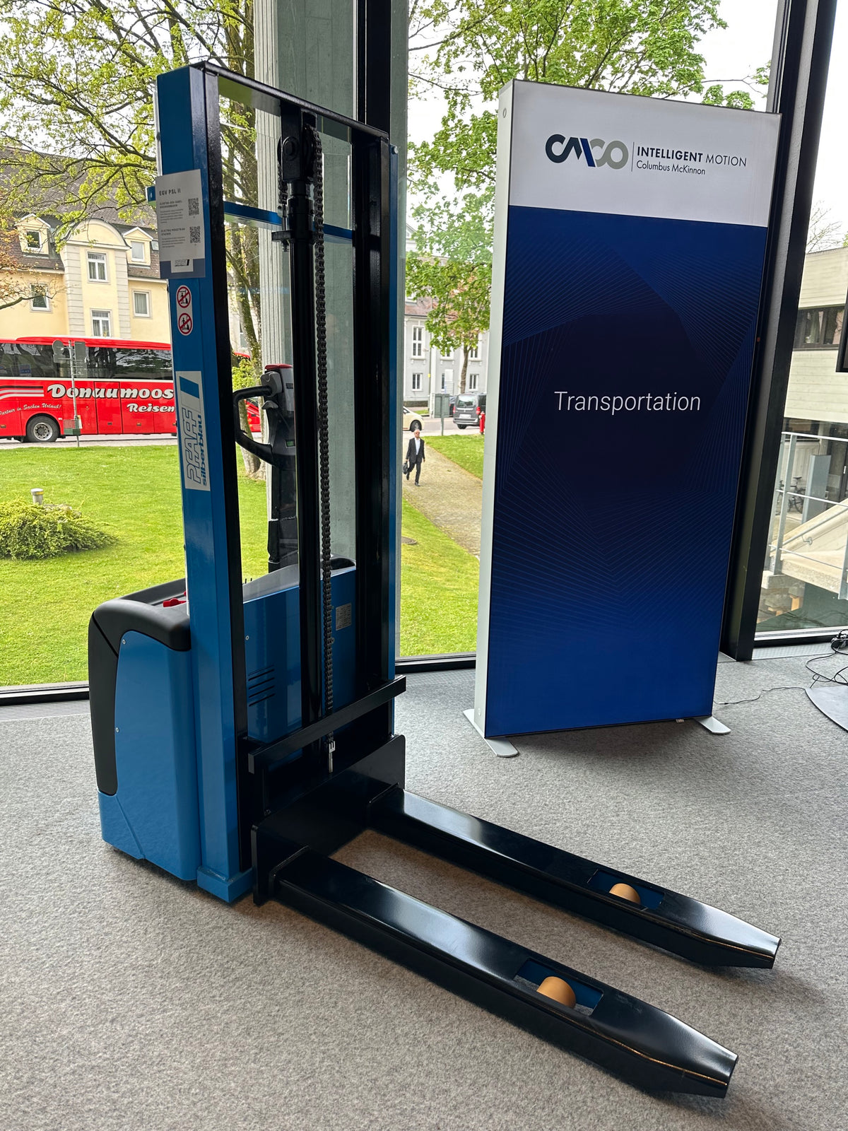 Pfaff Elektro-Geh-Gabelhochhubwagen EGV PSH II – Elektro-Deichselstapler EGV PSH II: Effizienter Palettentransport bis 1600 kg, kompakte Bauweise für enge Gänge, präzise Steuerung – jetzt mehr erfahren! – Jetzt erhältlich im MTN Shop DE.