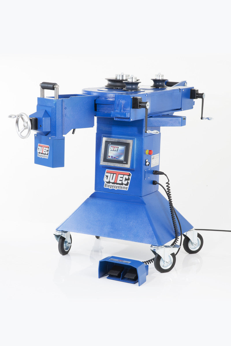 Jutec Elektro-Biegemaschine 6000 – Biegeradius min/max: 36 mm/280 mm Optional große Biegeradien bis 500 mm Multifunktions-Maschinensteuerung Biegewinkeleinstellung (0,1°) Maximaler Biegewinkel 240° Sechskantwelle 40 mm für schnellen Werkzeugwechsel Sicherheitsfußschalter mit Not-Aus Gewicht 110 kg – Jetzt erhältlich im MTN Shop DE.