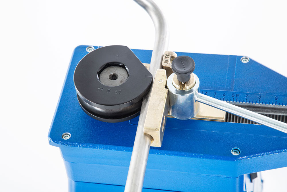 Jutec Elektro-Biegemaschine 3000 inkl. Schieber – Biegeleistung: Ø 6 bis 35mm Hydraulikrohr S235 (35x3mm) Ø 6 bis 33,7mm Stahlrohr S235 (33,7x3,25mm) Ø 6 bis 42mm Kupferrohr (42x2mm) Ø 6 bis 35mm VA Rohr (35x1,5mm) Ø 22mm Stahl/ Ø 20mm Edelstahl Vollmaterial Biegeradius: min. 36mm / max. 150mm Biegewinkel: Digitale Biegewinkeleinstellung auf 0,5° 3 Biegewinkel Speicherbar max. 180° Biegeergebnis Sechskantwelle 40 mm für schnellen Werkzeugwechsel Biegerichtung: links Biegegeschwindigkeit: 4,5 UpM Anschluß: 2 - imagen 4