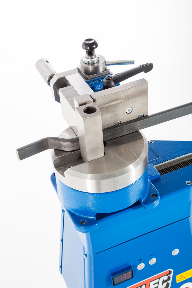 Jutec Elektro-Biegemaschine 3000 inkl. Schieber – Biegeleistung: Ø 6 bis 35mm Hydraulikrohr S235 (35x3mm) Ø 6 bis 33,7mm Stahlrohr S235 (33,7x3,25mm) Ø 6 bis 42mm Kupferrohr (42x2mm) Ø 6 bis 35mm VA Rohr (35x1,5mm) Ø 22mm Stahl/ Ø 20mm Edelstahl Vollmaterial Biegeradius: min. 36mm / max. 150mm Biegewinkel: Digitale Biegewinkeleinstellung auf 0,5° 3 Biegewinkel Speicherbar max. 180° Biegeergebnis Sechskantwelle 40 mm für schnellen Werkzeugwechsel Biegerichtung: links Biegegeschwindigkeit: 4,5 UpM Anschluß: 2 - imagen 7