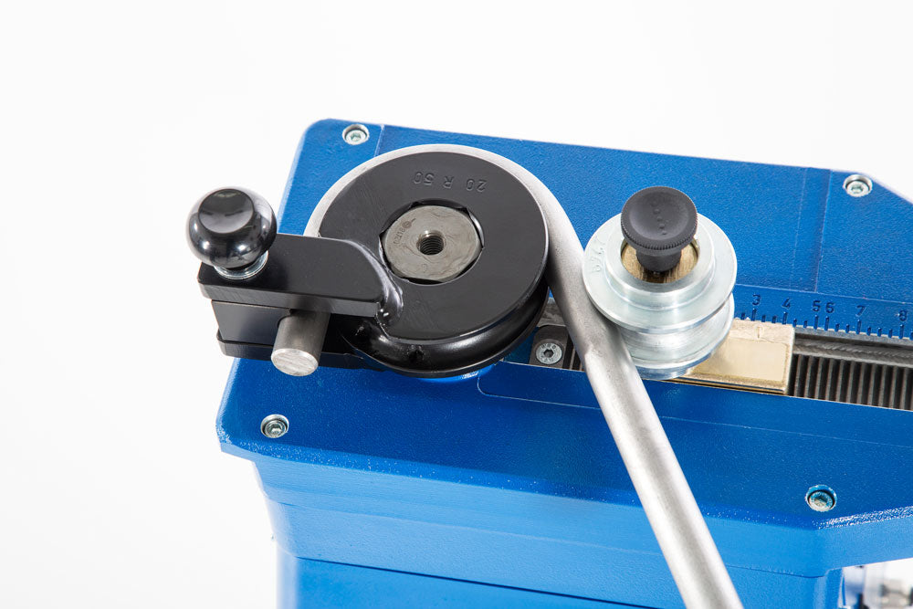 Jutec Elektro-Biegemaschine 3000 inkl. Schieber – Biegeleistung: Ø 6 bis 35mm Hydraulikrohr S235 (35x3mm) Ø 6 bis 33,7mm Stahlrohr S235 (33,7x3,25mm) Ø 6 bis 42mm Kupferrohr (42x2mm) Ø 6 bis 35mm VA Rohr (35x1,5mm) Ø 22mm Stahl/ Ø 20mm Edelstahl Vollmaterial Biegeradius: min. 36mm / max. 150mm Biegewinkel: Digitale Biegewinkeleinstellung auf 0,5° 3 Biegewinkel Speicherbar max. 180° Biegeergebnis Sechskantwelle 40 mm für schnellen Werkzeugwechsel Biegerichtung: links Biegegeschwindigkeit: 4,5 UpM Anschluß: 2 - imagen 8