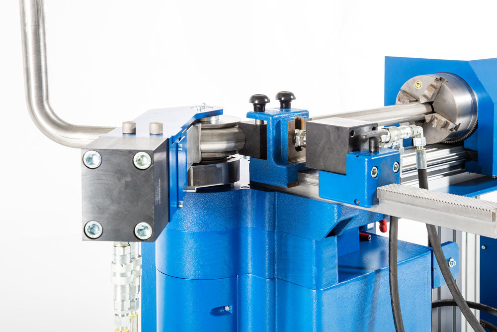 Jutec Elektro-Biegemaschine 5000 (1.5mtr-6.0mtr) – Biegeleistung St.: 50x4mm Biegeleistung VA: 50x3mm Biegeradius: 10-140mm/ optional bis 250mm Biegerichtung: links/ rechts Biegeradius: 2xD standard / 1,5xD optional Biegegeschwindigkeit: 18°/Sek und 36°/Sek, 3/6Upm Biegewinkel: 195° Wiederholgenauigkeit: +/- 0,1° Getriebe: elektromechanische Antriebsachse Powerhydraulik: max. 280 bar Präzisionsführung: 4Backen Spannfutter Stromaufnahme: 6,2KW Spannung: 400V/ 3 Phasen Dornträgerlänge: 1500/3000/4500/6000mm G - imagen 4