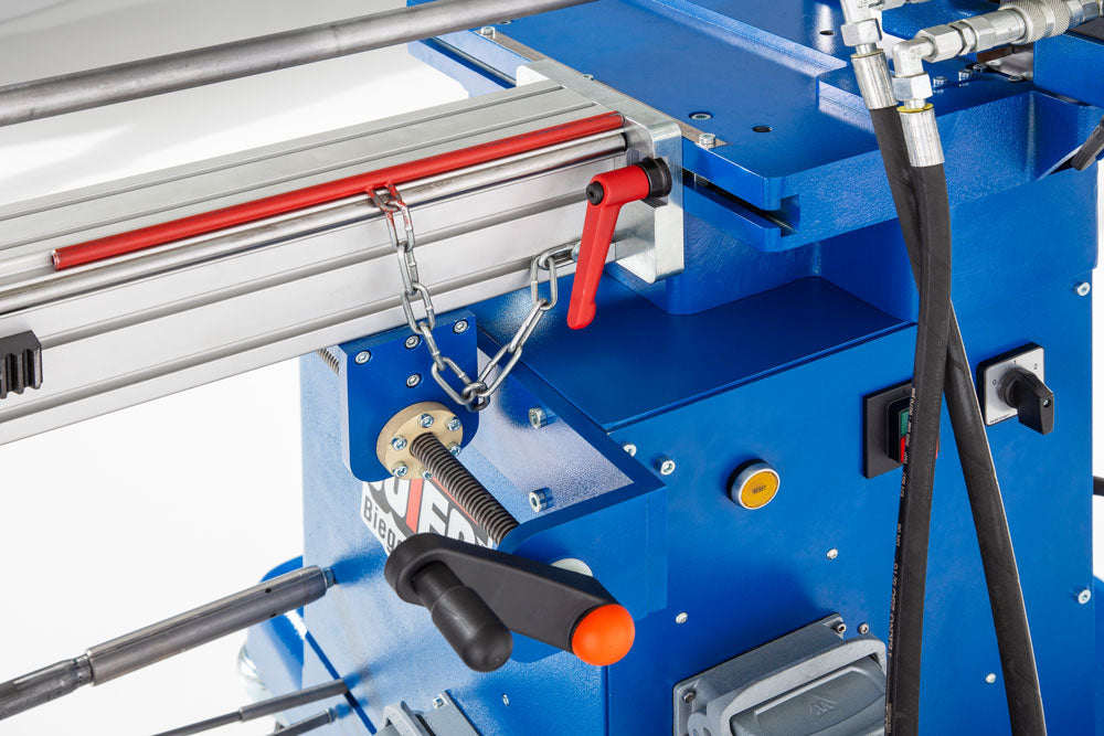 Jutec Elektro-Biegemaschine 5000 (1.5mtr-6.0mtr) – Biegeleistung St.: 50x4mm Biegeleistung VA: 50x3mm Biegeradius: 10-140mm/ optional bis 250mm Biegerichtung: links/ rechts Biegeradius: 2xD standard / 1,5xD optional Biegegeschwindigkeit: 18°/Sek und 36°/Sek, 3/6Upm Biegewinkel: 195° Wiederholgenauigkeit: +/- 0,1° Getriebe: elektromechanische Antriebsachse Powerhydraulik: max. 280 bar Präzisionsführung: 4Backen Spannfutter Stromaufnahme: 6,2KW Spannung: 400V/ 3 Phasen Dornträgerlänge: 1500/3000/4500/6000mm G - imagen 6