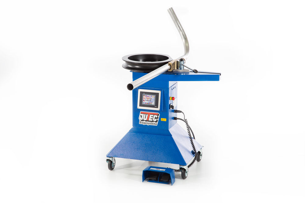 Jutec Elektro-Biegemaschine 6000 – Biegeradius min/max: 36 mm/280 mm Optional große Biegeradien bis 500 mm Multifunktions-Maschinensteuerung Biegewinkeleinstellung (0,1°) Maximaler Biegewinkel 240° Sechskantwelle 40 mm für schnellen Werkzeugwechsel Sicherheitsfußschalter mit Not-Aus Gewicht 110 kg – Jetzt erhältlich im MTN Shop DE. - imagen 8