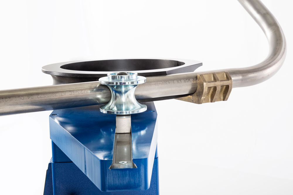 Jutec Elektro-Biegemaschine 6000 – Biegeradius min/max: 36 mm/280 mm Optional große Biegeradien bis 500 mm Multifunktions-Maschinensteuerung Biegewinkeleinstellung (0,1°) Maximaler Biegewinkel 240° Sechskantwelle 40 mm für schnellen Werkzeugwechsel Sicherheitsfußschalter mit Not-Aus Gewicht 110 kg – Jetzt erhältlich im MTN Shop DE.