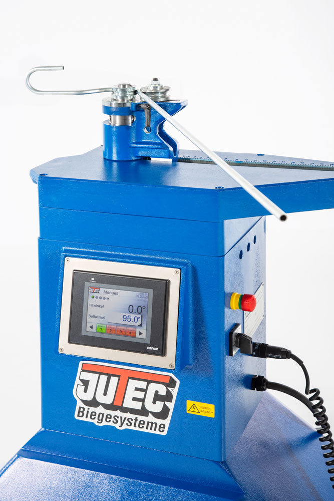 Jutec Elektro-Biegemaschine 6000 – Biegeradius min/max: 36 mm/280 mm Optional große Biegeradien bis 500 mm Multifunktions-Maschinensteuerung Biegewinkeleinstellung (0,1°) Maximaler Biegewinkel 240° Sechskantwelle 40 mm für schnellen Werkzeugwechsel Sicherheitsfußschalter mit Not-Aus Gewicht 110 kg – Jetzt erhältlich im MTN Shop DE.