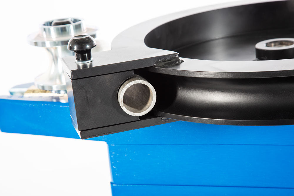 Jutec Elektro-Biegemaschine 6000 – Biegeradius min/max: 36 mm/280 mm Optional große Biegeradien bis 500 mm Multifunktions-Maschinensteuerung Biegewinkeleinstellung (0,1°) Maximaler Biegewinkel 240° Sechskantwelle 40 mm für schnellen Werkzeugwechsel Sicherheitsfußschalter mit Not-Aus Gewicht 110 kg – Jetzt erhältlich im MTN Shop DE.