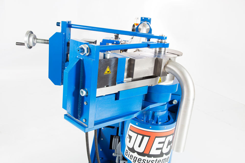Jutec Elektro-Biegmaschine 7000 (3.0mtr-6.0mtr) – Biegeleistung 7000: Ø 20 bis 70 x 5 mm je nach Material Biegeradius min/max: 40 mm/250 mm Biegeradien min: 1,5 x Ø (Standard 2 x Ø ) Multifunktions-Maschinensteuerung Biegewinkeleinstellung (0,1°) Dornträgerlängen 3000/4500/6000 mm Maximal 180º Biegeergebnis Gewicht 1600-3200 kg (je nach Ausführung) Ergonomische Betätigung über Sicherheits-Fußschalter – Jetzt erhältlich im MTN Shop DE. - imagen 3
