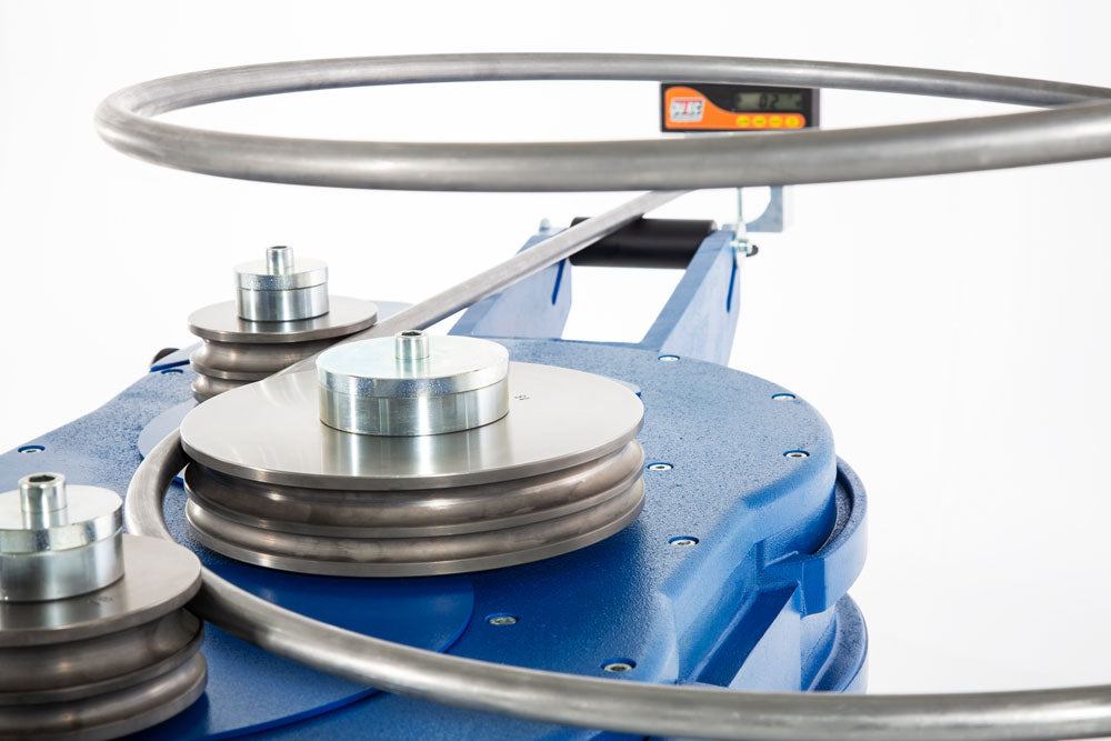 Jutec Dreirollenbieger RB60 für Rohre bis 60,3 x 3,25 mm – Biegeleistung Ø 10 bis 60 mm Biegeradius min: 300 mm bei Ø 42,4 mm Biegerichtung rechts und links Digitale Biegeeinstellung für Radius und Steigung Sicherheitsfußschalter mit Not-Aus- Funktion Wartungsfreier robuster Drehstrommotor Baustellentauglicher 230 V Anschluss Gewicht 280 kg – Jetzt erhältlich im MTN Shop DE. - imagen 3