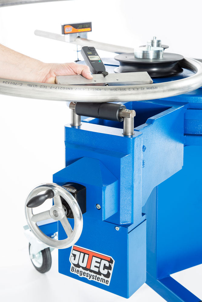 Jutec Dreirollenbieger RB60 für Rohre bis 60,3 x 3,25 mm – Biegeleistung Ø 10 bis 60 mm Biegeradius min: 300 mm bei Ø 42,4 mm Biegerichtung rechts und links Digitale Biegeeinstellung für Radius und Steigung Sicherheitsfußschalter mit Not-Aus- Funktion Wartungsfreier robuster Drehstrommotor Baustellentauglicher 230 V Anschluss Gewicht 280 kg – Jetzt erhältlich im MTN Shop DE. - imagen 7