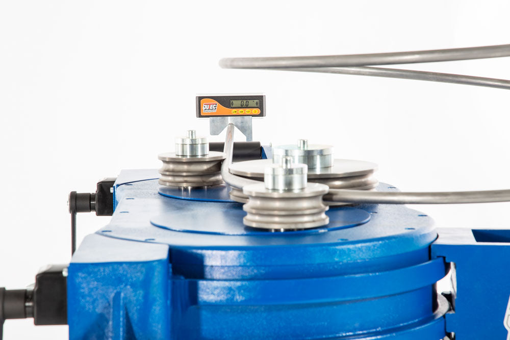 Jutec Dreirollenbieger RB60 für Rohre bis 60,3 x 3,25 mm – Biegeleistung Ø 10 bis 60 mm Biegeradius min: 300 mm bei Ø 42,4 mm Biegerichtung rechts und links Digitale Biegeeinstellung für Radius und Steigung Sicherheitsfußschalter mit Not-Aus- Funktion Wartungsfreier robuster Drehstrommotor Baustellentauglicher 230 V Anschluss Gewicht 280 kg – Jetzt erhältlich im MTN Shop DE. - imagen 9