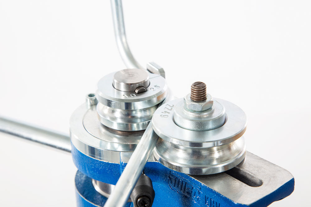 Jutec Handbiegevorrichtung KBV – Technische Daten: Biegeleistung Ø 6 bis 18 mm Manuelle Biegewinkelbegrenzung Maximal 180º Biegeergebnis Optionales Zubehör: KBV mit 6-Kant-Aufnahme zum Biegen auf Modell 3000 oder 6000 Maschinenkoffer Längenanschlag – Jetzt erhältlich im MTN Shop DE. - imagen 3