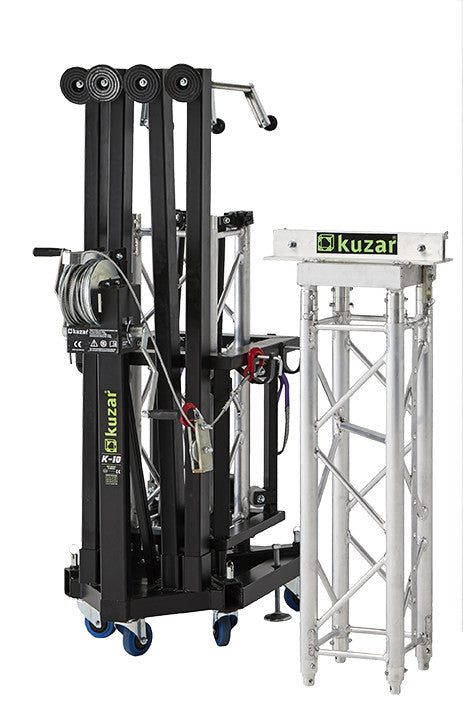 Kuzar K-10 Traversenlift im zusammengeklappten Transportzustand mit Lenkrollen neben einer Traversensektion
