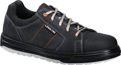 Moderner Sicherheitshalbschuh Lemaitre Soul S3 im Sneaker-Design aus schwarzem, wasserabweisendem Vollnarbenleder mit grauen und orangefarbenen Nähten. Ausgestattet mit einer Aluminiumkappe, durchtrittsicherer Textilsohle „Fibre-LS“ und rutschfester PU/PU-Sohle für maximalen Schutz und Komfort. Atmungsaktives Textilfutter für optimale Belüftung. Ideal für Industrie, Lager und Logistik.