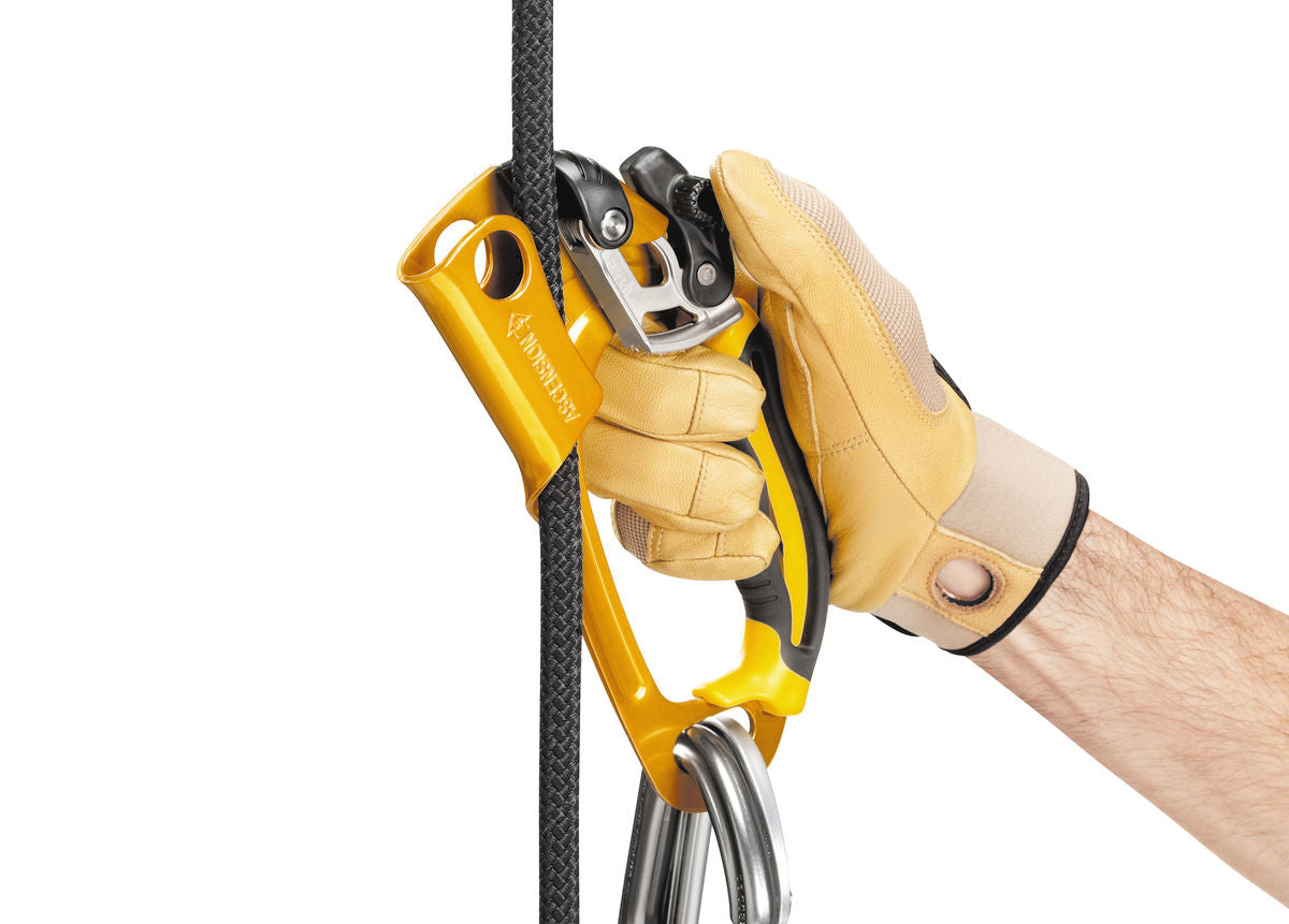 Petzl ASCENSION Handsteigklemme – Ergonomischer Griff und gezahnter Klemmnocken für effizienten Aufstieg am Seil. Verfügbar in Ausführungen für die linke und rechte Hand.