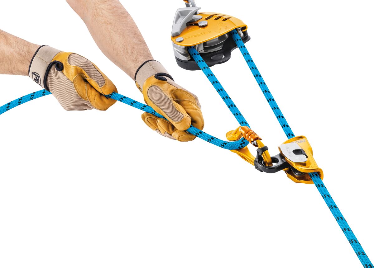 Petzl BEAM 11 мм – Напівстатична мотузка для рятувальних операцій, з високим розривним навантаженням 40 кН, відмінним зчепленням і зниженим тиском. Доступний у чотирьох кольорах (білий, жовтий, синій, червоний) і різної довжини для професійного використання під час роботи з важкими вантажами. - imagen 3