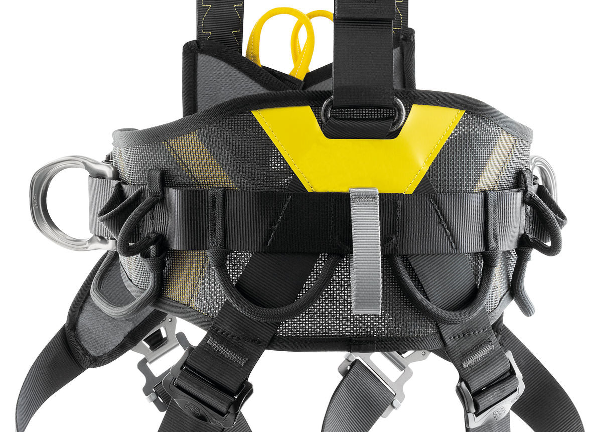 Petzl VOLT® Auffang- und Haltegurt – Der Auffang- und Haltegurt zur Arbeitsplatzpositionierung VOLT lässt sich dank der FAST LT PLUS- und FAST LT-Schnallen sehr schnell mit den Füßen am Boden anlegen. Der Hüftgurt und die Beinschlaufen sind halbstarr und breit, dadurch gewährleisten sie optimalen Halt. Die leichte, atmungsaktive Konstruktion sorgt für eine sehr gute Luftzirkulation. Er ist mit einer LADDER CLIMB-Steigschutzöse ausgestattet. Diese ermöglicht die Verbindung des Fallschutzläufers in ventraler - imagen 4