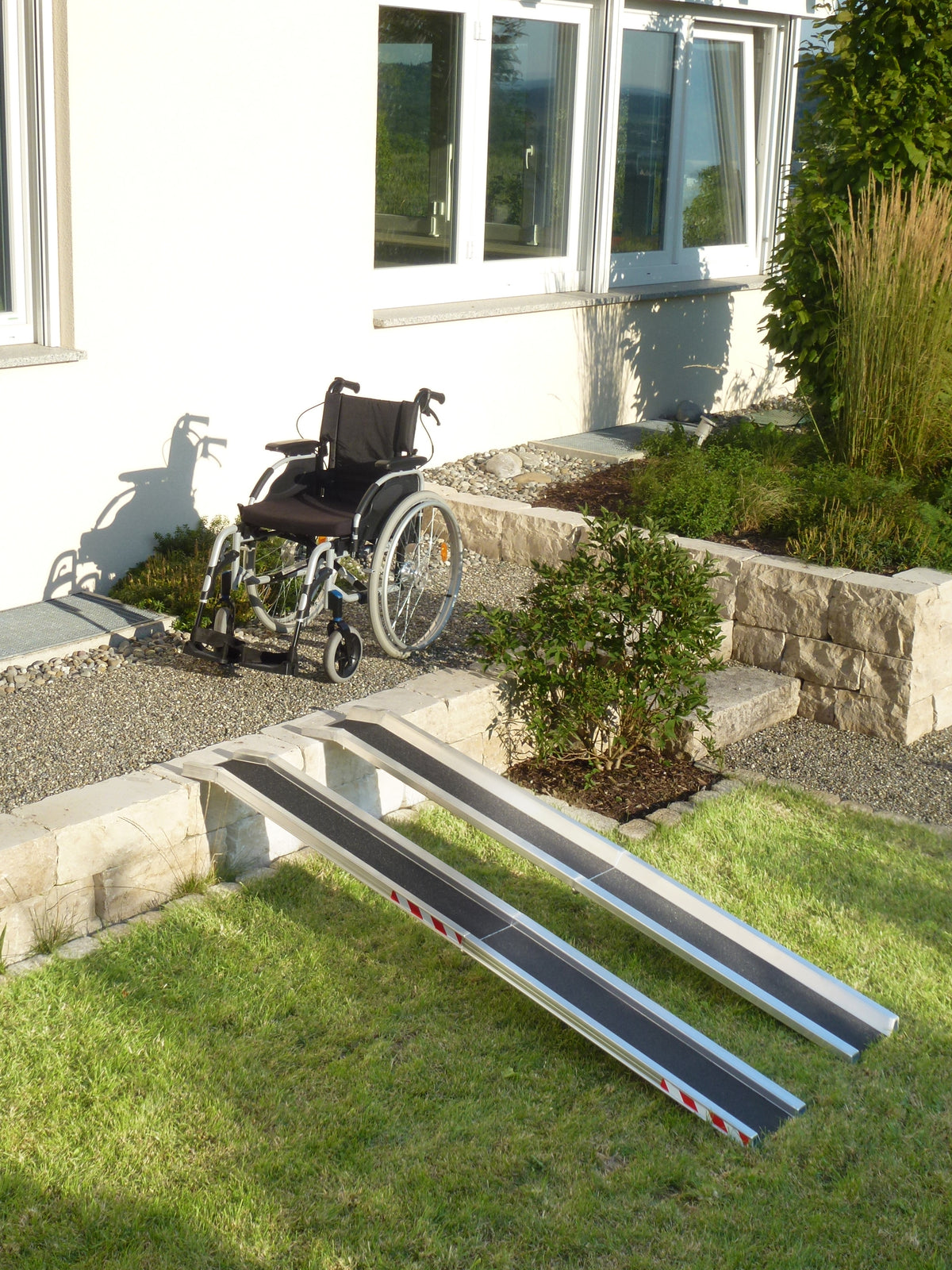 ALTEC Foldable lightweight aluminium rail with edge RAS-F (para) - Високоміцний, протиковзкий наконечник з корундовим покриттям. Складається для економії місця та ідеально підходить для гнучкого використання! Відкрийте зараз! – Тепер доступний у MTN Shop DE.