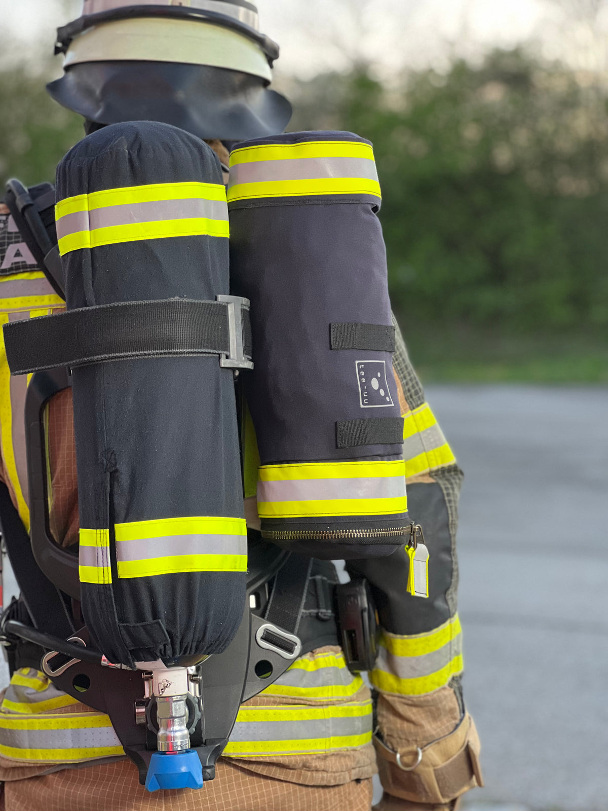 Einsatzkraft der Feuerwehr von hinten mit dem TEE-UU VARIO Feuerwehrmehrzweckbeutel am Körper getragen. - imagen 6