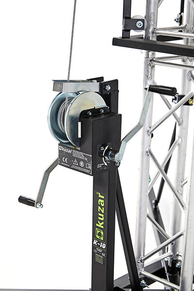 Detailansicht der manuellen Stahlseilwinde und des Sicherheitsbremsgriffs am Kuzar K-10 Traversenlift - imagen 5