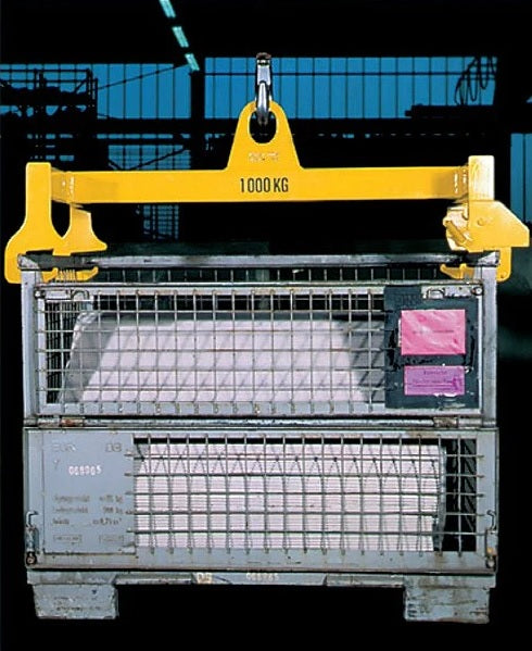 Tigrip® TTS Gitterboxtraverse – Tigrip® TTS Gitterboxtraverse Tragfähigkeit Tragfähigkeit 1.000 - 3.000kg Die vornehmlich mit Gabelstaplern bewegten NormGitterboxen nach DIN 15155 sind so stabil, dass sie von Traversenhaken am oberen Rahmen aufgenommen, mittels Kran gehoben und hängend transportiert werden können. – Jetzt erhältlich im MTN Shop DE.