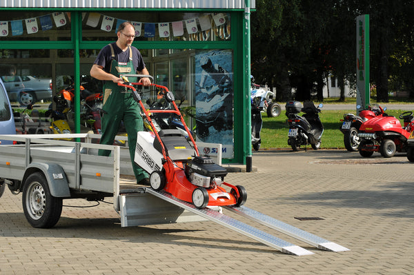 ALTEC Leichte Auffahrrampe AOH – Rutschfeste Aluminiumrampe (R12) für kleine Lasten bis 800 kg/Paar. Leicht, stabil und perfekt für den Alltagseinsatz! – Jetzt erhältlich im MTN Shop DE.