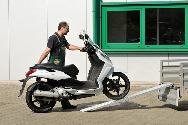 ALTEC Leichte Auffahrrampe AOH – Rutschfeste Aluminiumrampe (R12) für kleine Lasten bis 800 kg/Paar. Leicht, stabil und perfekt für den Alltagseinsatz! – Jetzt erhältlich im MTN Shop DE.