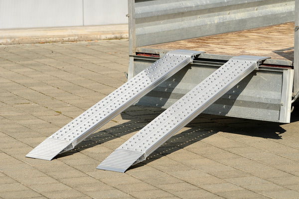 ALTEC Leichte Auffahrrampe AOH – Rutschfeste Aluminiumrampe (R12) für kleine Lasten bis 800 kg/Paar. Leicht, stabil und perfekt für den Alltagseinsatz! – Jetzt erhältlich im MTN Shop DE.