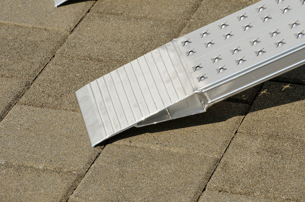 ALTEC Leichte Auffahrrampe AOH – Rutschfeste Aluminiumrampe (R12) für kleine Lasten bis 800 kg/Paar. Leicht, stabil und perfekt für den Alltagseinsatz! – Jetzt erhältlich im MTN Shop DE.