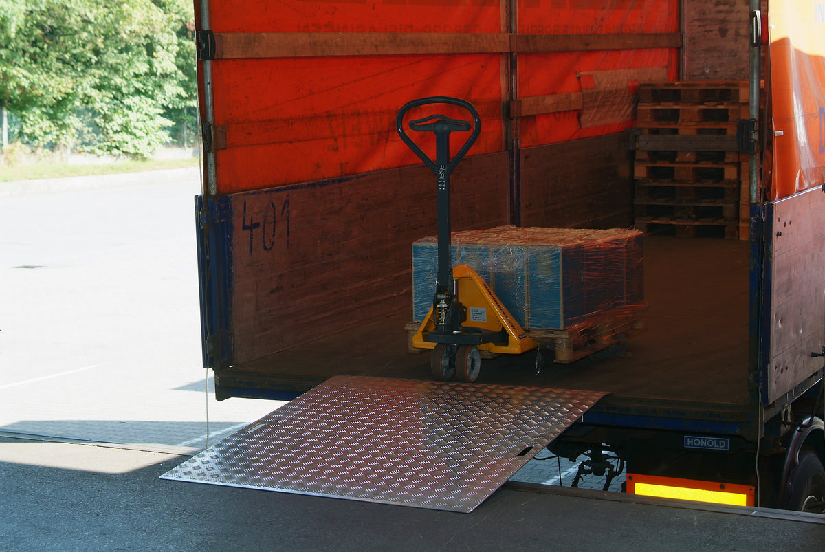 ALTEC Mobile Aluminium Überladebrücke mit Warzenblech AWB – – Jetzt erhältlich im MTN Shop DE.