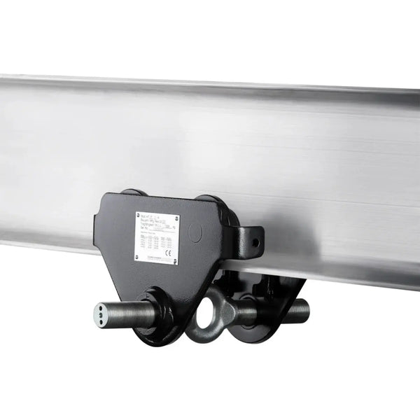 Industriehalterung mit Kupplung und Metalladapter an Aluminiumschiene montiert, Detailansicht