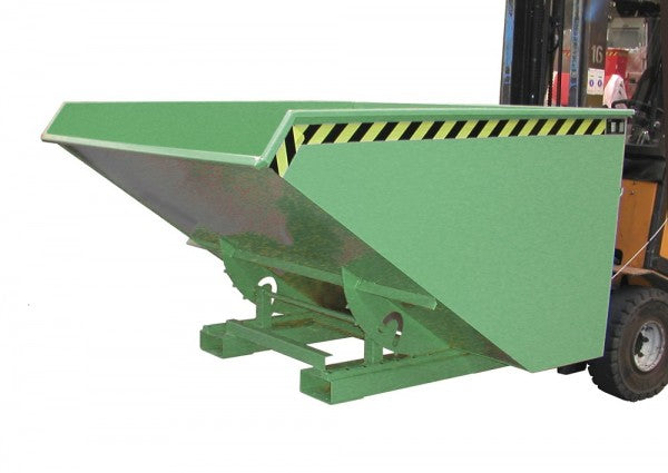 Bauer Kippbehälter EXPO 1200 – Günstiger Lastschwerpunkt für einfaches Handling. Kippen in jeder Höhe per Seilzug direkt vom Staplersitz aus. Das Wannenblech mit umlaufendem Randprofil sorgt für sichere Materialaufnahme. Der stabile Grundrahmen ist mit Einfahrtaschen ausgestattet, und eine Sicherung verhindert unbeabsichtigtes Abrutschen und Abkippen. Das System ist rollen-nachrüstbar für zusätzliche Flexibilität. – Jetzt erhältlich im MTN Shop DE.