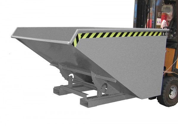 Bauer Kippbehälter EXPO 1200 – Günstiger Lastschwerpunkt für einfaches Handling. Kippen in jeder Höhe per Seilzug direkt vom Staplersitz aus. Das Wannenblech mit umlaufendem Randprofil sorgt für sichere Materialaufnahme. Der stabile Grundrahmen ist mit Einfahrtaschen ausgestattet, und eine Sicherung verhindert unbeabsichtigtes Abrutschen und Abkippen. Das System ist rollen-nachrüstbar für zusätzliche Flexibilität. – Jetzt erhältlich im MTN Shop DE.