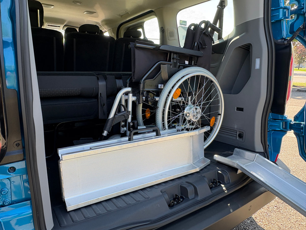 Rollstuhl im Fahrzeuginneren nach Auffahren über ALTEC ABS-Z Auffahrrampe - imagen 5
