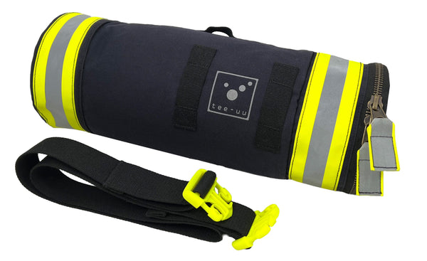 TEE-UU VARIO Feuerwehrmehrzweckbeutel nach DIN 14922, dunkelblau mit leuchtgelben Reflexstreifen, daneben der Tragegurt mit Steckschnalle.