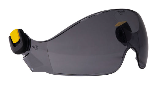 Petzl VIZIR SHADOW – Das VIZIR SHADOW schützt die Augen vor umherfliegenden Teilchen und Spritzern. Dank des EASYCLIP-Befestigungssystems lässt es sich schnell und einfach an den Helmen VERTEX und STRATO anbringen. Es verfügt über einen Sonnenschutzfilter der Schutzstufe 2,5 sowie über einen Kratz- und Beschlagschutz. – Jetzt erhältlich im MTN Shop DE.