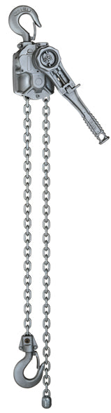 Yale Ratschen-Handhebelzug 750-3000kg (Modell AL) – Hebelzug mit geschlossenem Gehäuse, Handhebel und Handrad aus hochfester Aluminiumlegierung und mit geringem Eigengewicht. Präzise Nadellagerung für leichtes Arbeiten. Leichtgängige Kettenfreischaltung serienmäßig. Geringe Handkraft erforderlich. Alle Yale Allzweckgeräte ab 750 kg Tragfähigkeit sind nach EN 12195 zur Ladungssicherung geeignet. – Jetzt erhältlich im MTN Shop DE.