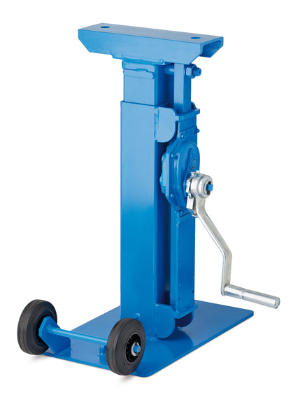 Домкрат Pfaff-silberblau HB-W (1500 кг) – вантажопідйомність 1500 кг. Стабільний підйомний домкрат із вбудованою сталевою лебідкою 1,5 т DIN для підтримки матеріалу труб і стрижнів. Вантаж надійно утримується в усіх положеннях за допомогою тискового гальма. Велика базова пластина для високої стабільності. Коліщатка для простого та легкого транспортування. Дізнайтесь більше! – Тепер доступний у MTN Shop DE.