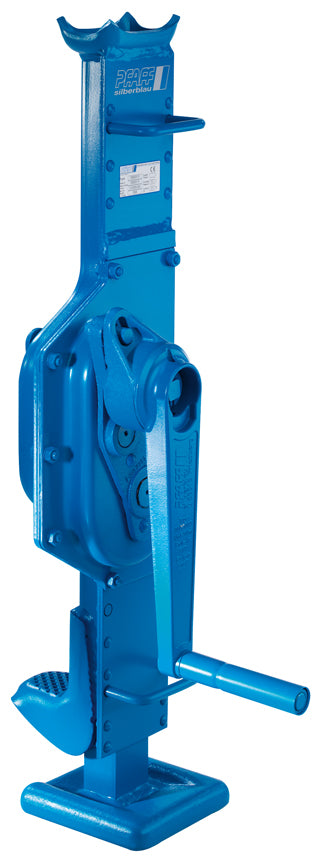 Pfaff-silberblau Stahlwinde mit feststehender Klaue STW-F (1.500 – 10.000 kg) – Pfaff-silberblau Stahlwinde mit feststehender Klaue STW-F – nach DIN 7355 Stahlwinden sind ein traditionelles Hebezeug für den universellen Einsatz im Forst- und Agrarbereich, der Industrie, für Montagetätigkeiten und viele weitere Einsatzfelder. Die robuste Stahlausführung und eine Zahnstange aus Vollmaterial erhöhen die Lebensdauer des Gerätes. Geringer Verschleiß durch gehärtete Getriebeteile und eine präzise gearbeitete Verz