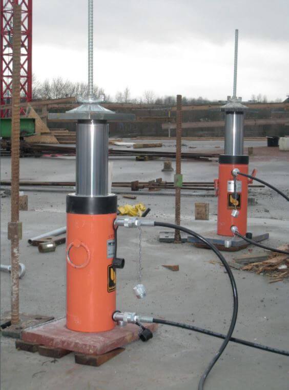 Yale Doppetwirkender Hydraulik Hohlkolben-Zylinder YCH – Die Anwendungsmöglichkeiten und Einsatzbedingungen sind die gleichen wie bei den umseitig gezeigten einfachwirkenden Hohlkolben-Zylindern, jedoch erfolgt der Kolbenrückzug bei diesen doppeltwirkenden Zylindern hydraulisch mittels zweitem Ölanschluss. Diese doppeltwirkenden Zylinder werden eingesetzt, wenn der Rückzug des Kolbens mit hydraulischer Kraft oder in sehr kurzer Zeit erfolgen soll (wie z. B. beim Takt-Zugverfahren). – Jetzt erhältlich im MTN