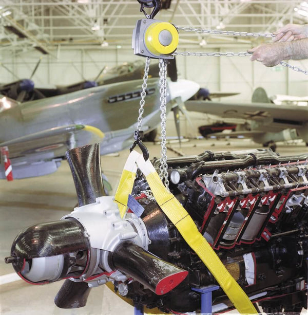 Yalelift 360 Stirnradflaschenzug – Sowohl das Einsatzgebiet als auch die Einsatzbedingungen gehen weit über die eines klassischen Flaschenzuges hinaus. Das geschlossene, robuste Stahlblechgehäuse mit vier Stehbolzen hält selbst härtesten Bedingungen stand und erlaubt den Einsatz im Freien. Erfahren Sie mehr! – Jetzt erhältlich im MTN Shop DE.