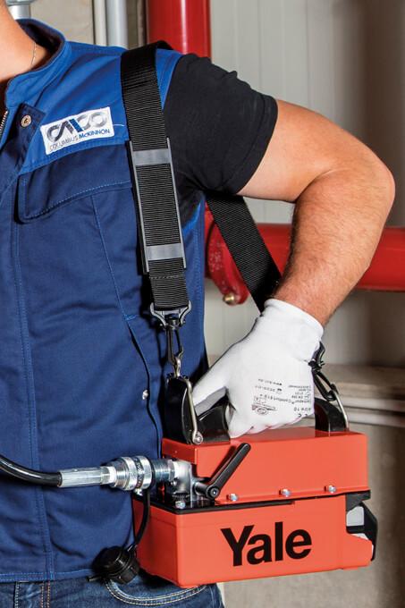 Yale PYB akkubetriebene Elektro-Motorpumpe – Dieses extrem kompakte und leichte Antriebsaggregat gibt dem Benutzer die Freiheit, in Bereichen zu arbeiten, in denen es keine Stromquelle gibt, und erhöht die Produktivität im Vergleich zu einer herkömmlichen Handpumpe - und das alles auf Knopfdruck. – Jetzt erhältlich im MTN Shop DE.