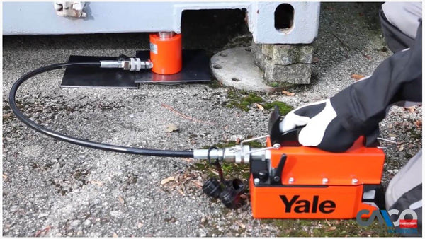 Yale PYB akkubetriebene Elektro-Motorpumpe – Dieses extrem kompakte und leichte Antriebsaggregat gibt dem Benutzer die Freiheit, in Bereichen zu arbeiten, in denen es keine Stromquelle gibt, und erhöht die Produktivität im Vergleich zu einer herkömmlichen Handpumpe - und das alles auf Knopfdruck. – Jetzt erhältlich im MTN Shop DE.